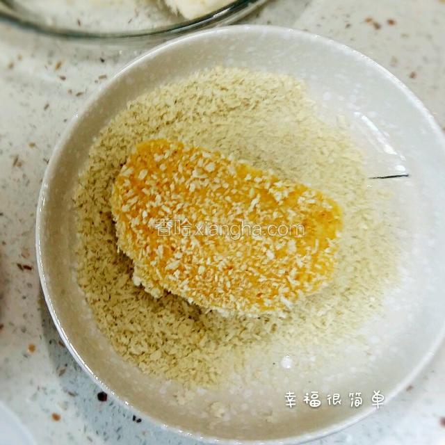 裹好蛋液的馒头片再放入盛有面包糠的盘里，正反面裹一下面包糠。
