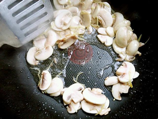 接着把口蘑倒入锅内，调大火，把口蘑炒一分钟左右。