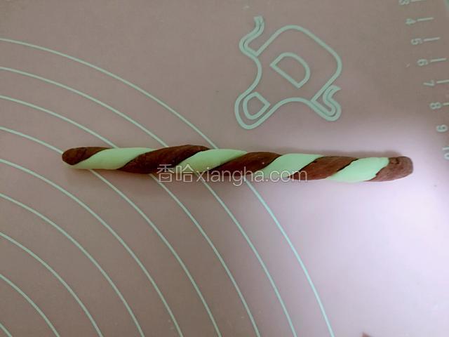 拧在一起成麻花状，两端捏紧防止散开。