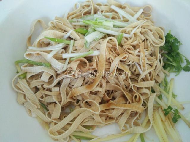 将豆腐皮和葱姜，香菜一起放入大碗中，然后加入生抽，盐味精，拌匀。