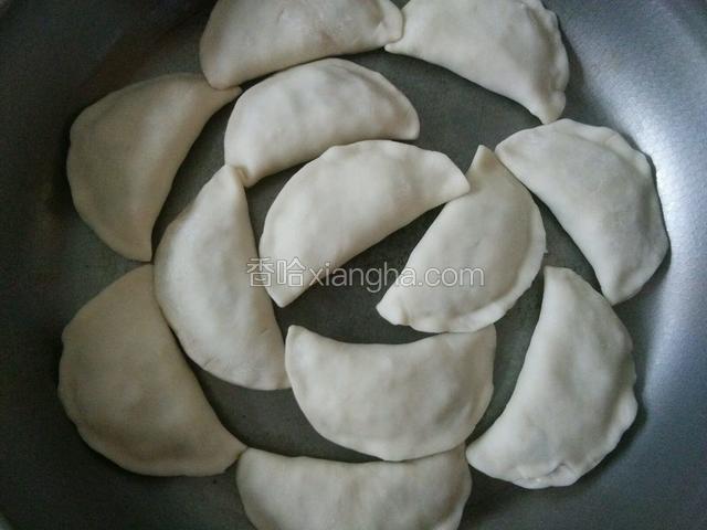 
平底锅刷一层油，放入包好的饺子小火煎