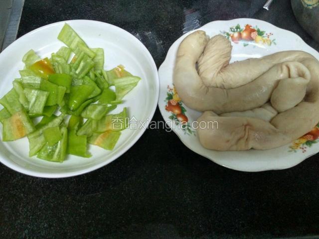 准备材料
肠是用开水煮过的，尖椒切块。