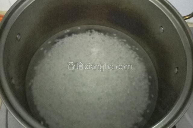 热锅放适量水大火煮开，倒入西米，中火煮。