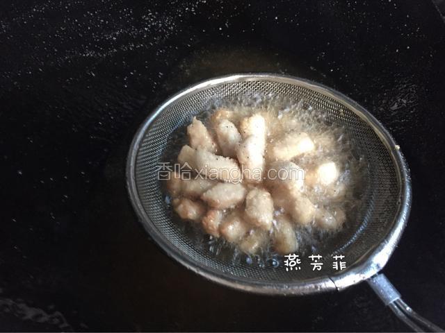 复炸一次，不要太久，炸到金黄色捞出。
准备水淀粉。