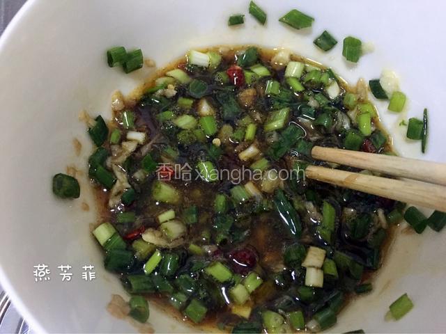 调料汁。
小葱切丁，香醋、香油、盐、糖、蒜泥、葱丁搅拌均匀。
