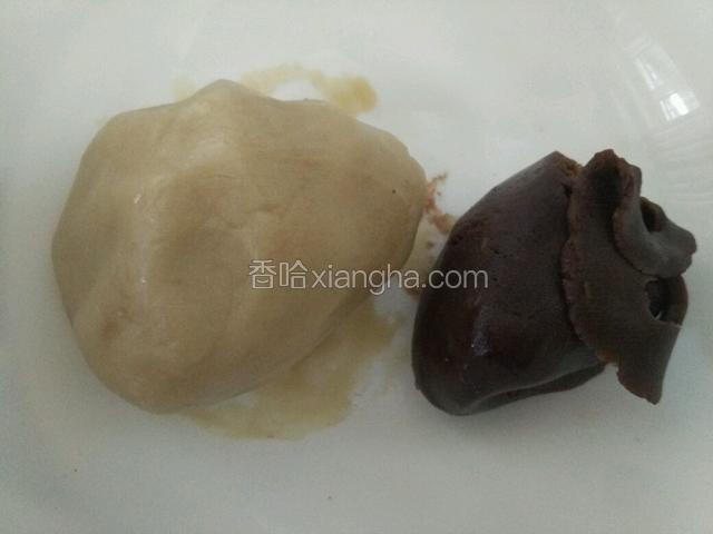 在盆里放入转化糖浆和枧水，搅拌均匀，放玉米油，搅拌均匀，最后晒入低筋面粉～取三分之一加可可粉揉成可可面团～其余为原色面团～放冰箱冷藏一个小时～