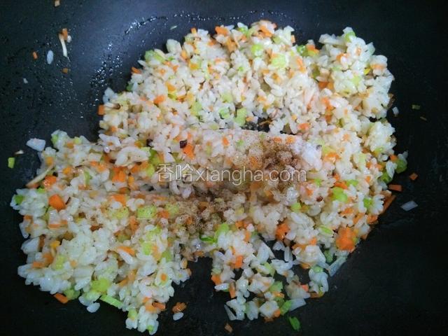 撒上少量盐，少量胡椒粉拌匀，
