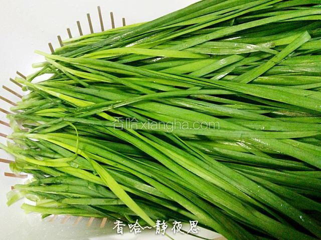 韭菜要提前洗干净沥干水（切韭菜之前把韭菜稍微甩一甩，甩掉水滴）