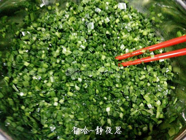 切成碎末后放入一个大点的盆里（如果韭菜闻着很辣就放一点点盐腌制出水，然后把腌制出来的韭菜水倒掉，这个闻着还好，所以我没有放盐腌）