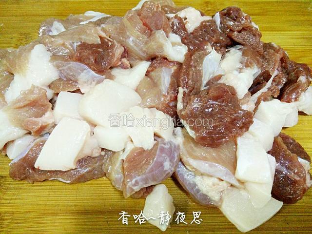 猪肉切成小块（这个量需要分两次放入绞肉机绞）