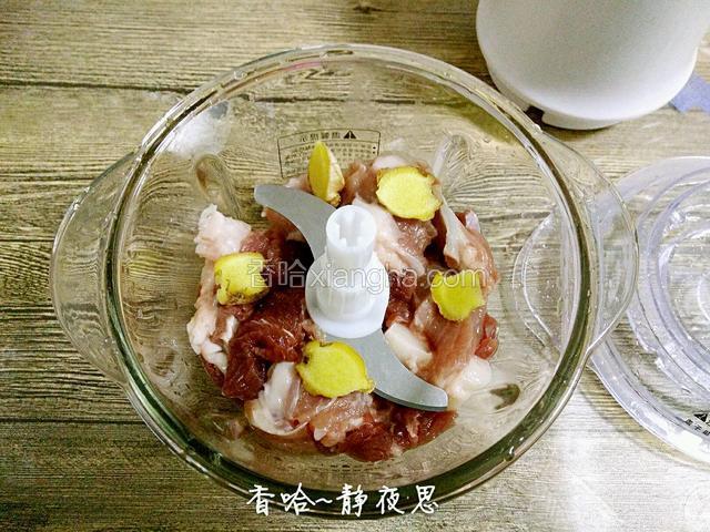 猪肉放入绞肉机，放几片生姜