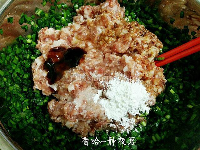 把肉糜放入韭菜一起，再放入适量的调味料，生粉，生抽，蚝油，麻油，玉米油，白糖，盐，（生抽可以多放一点，放白糖是提鲜，一点点就好，放适量玉米油可以锁住蔬菜的水份，咸了不好吃，馅调味要刚刚好或淡一点也没关系，吃的时候可以蘸酱）