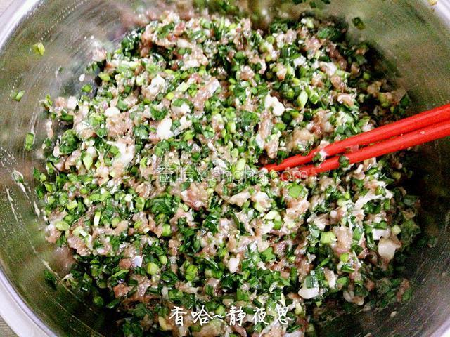 用筷子朝一个方向用力搅拌均匀
