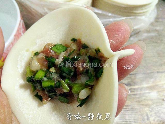 饺皮对折，从右边开始褶皱，第一步先把两片饺皮捏到一起