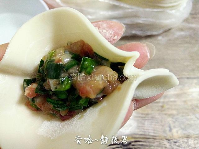 再推出褶皱，再捏紧，依次这样操作，捏完整个饺子