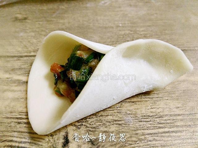 前面大拇指不动，跟着饺皮转出半圆形
