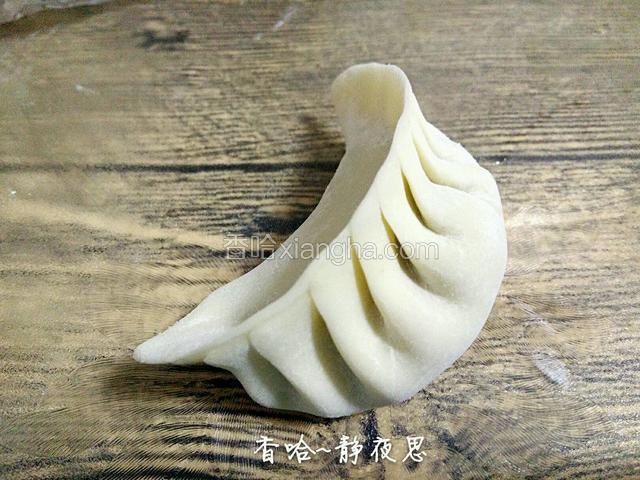 按照12，13图依次捏完整个饺皮，一个完整的月牙形饺子就包好了（更多详细包法请参考我之前发过的菜谱（月牙形饺子的包法））
