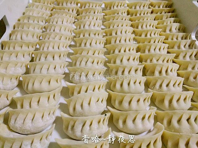 依次摆放在冰箱冷冻抽屉里面（冰箱抽屉要擦干水）