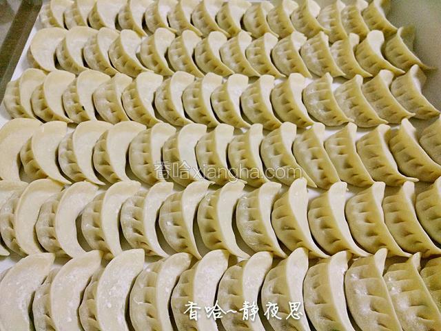 如果现吃就不用放冰箱了，直接放饺子垫上即可