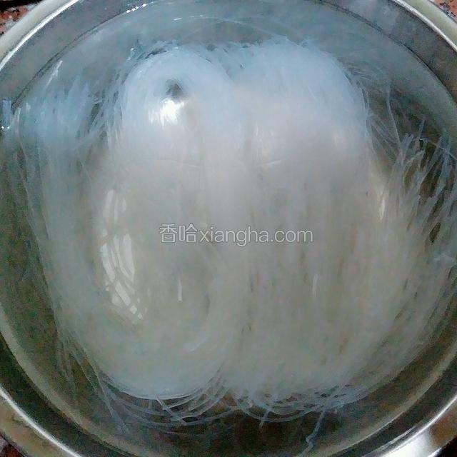 把粉丝也用温水泡发