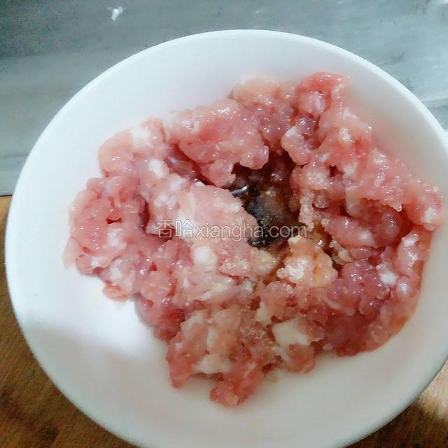 取一只碗，加上胡椒粉，料酒，小半勺生抽，盐，腌制肉末十五分钟入味