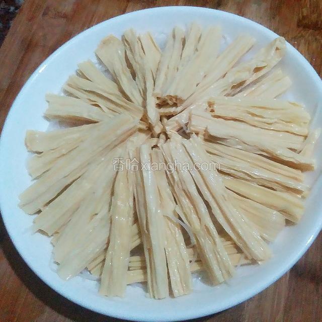 把泡发好的腐竹沥干水，码在粉丝上