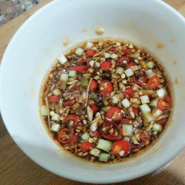 把其他的辅料调成酱汁