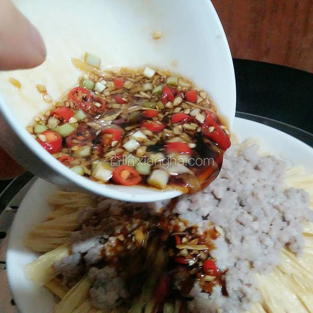 把料汁均匀的浇在盘内，再蒸五分钟，关火后再虚蒸两分钟