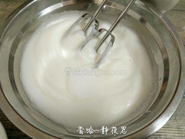 继续3档打发至有纹路，加入最后的三分之一白糖（注意盆边都要打到）