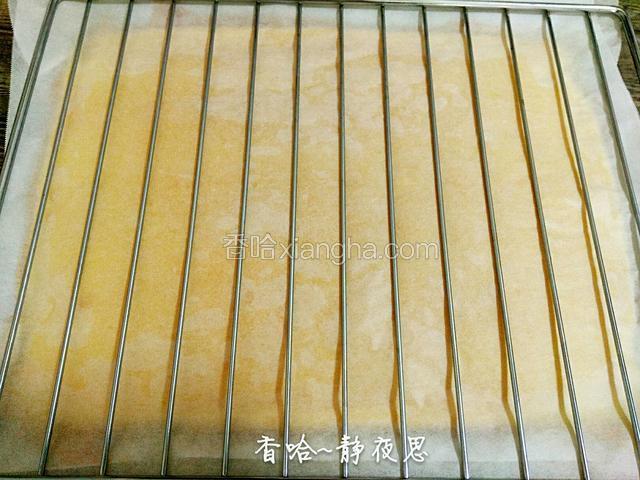 铺上吸油纸，借助烤网把蛋糕翻过来脱烤盘