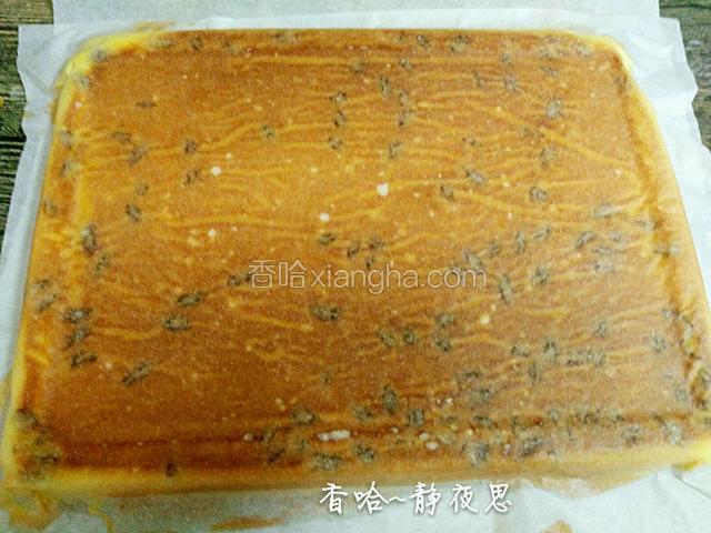 拿掉烤盘，轻轻撕去油纸即可（可以借助烤网再翻过去，在表面抹上喜欢的果酱，再卷起来，也可以在这面抹，随自己喜欢就好，我没抹所以直接卷起来）