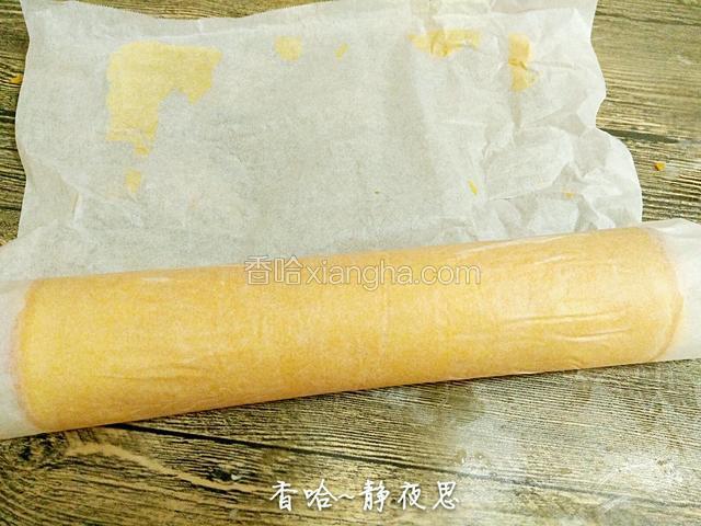 借助油纸把蛋糕卷起来，可以稍微用点力，两边一起推（很多朋友借助擀面杖推，如果这样卷不好就不妨试试用擀面杖帮忙推哦）
