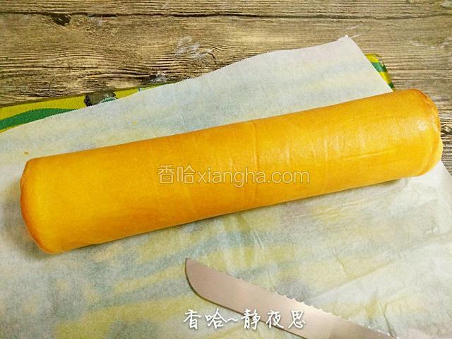 卷好后定型两分钟再切（先把两端切掉，然后再切成2厘米见宽的块）