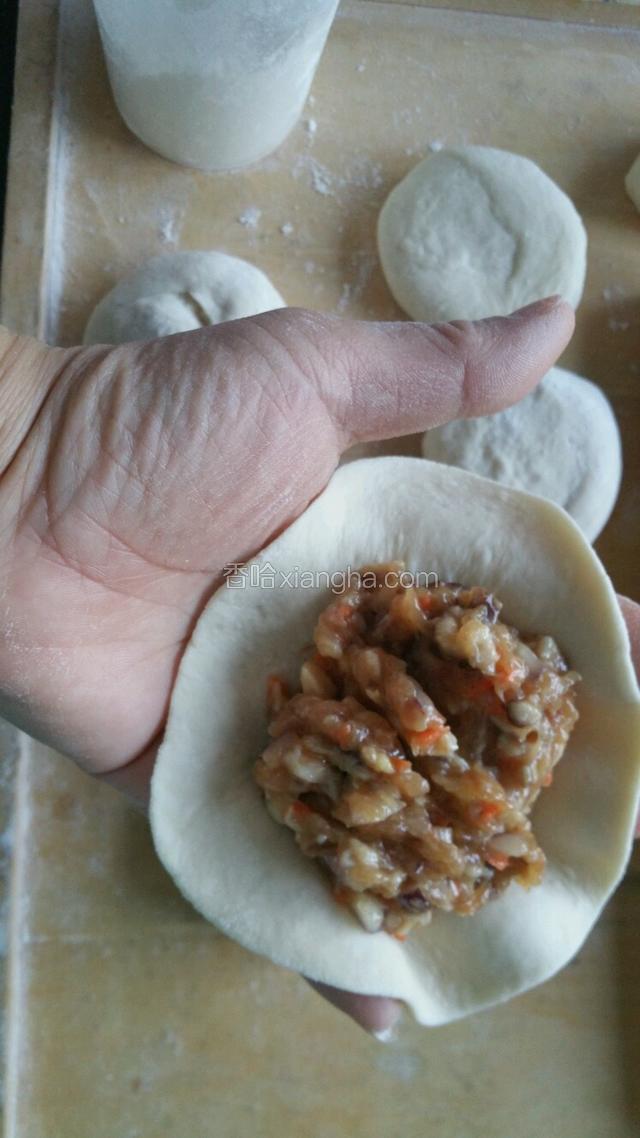 面团擀皮中间厚四边薄的皮，包入肉馅