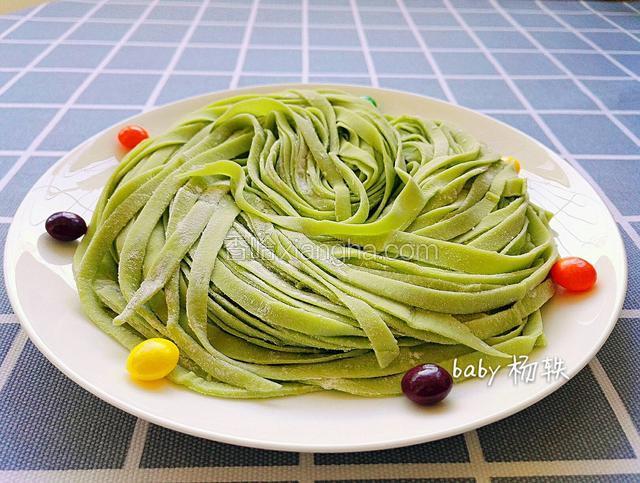 芹菜汁手擀面