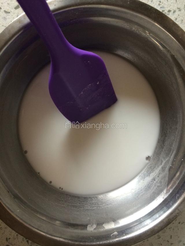 100g水加入绿豆淀粉搅拌均匀，完全混合备用