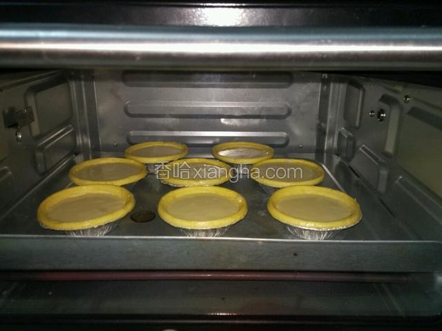送进烤箱以220℃烤25-30分钟（温度和时间仅供参考，请以自家烤箱脾气为准）