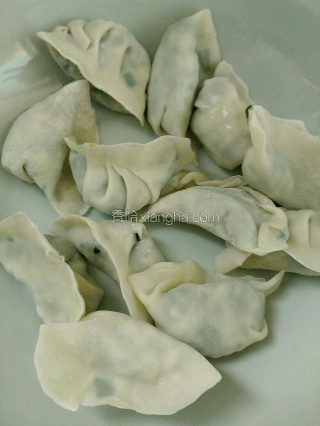 将冰冻的水饺取出。