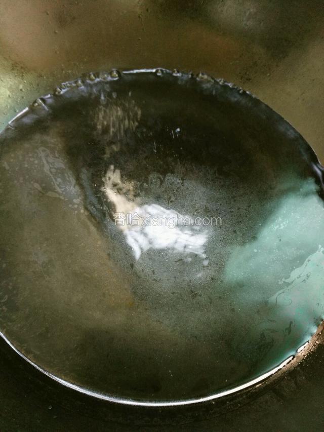 锅里烧开水。