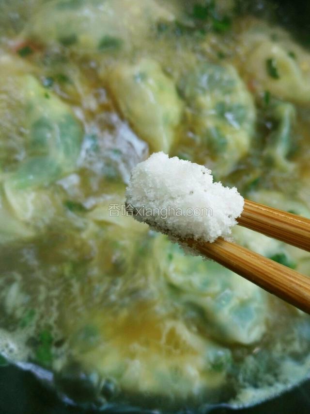 放入适量盐，鸡精，调味。