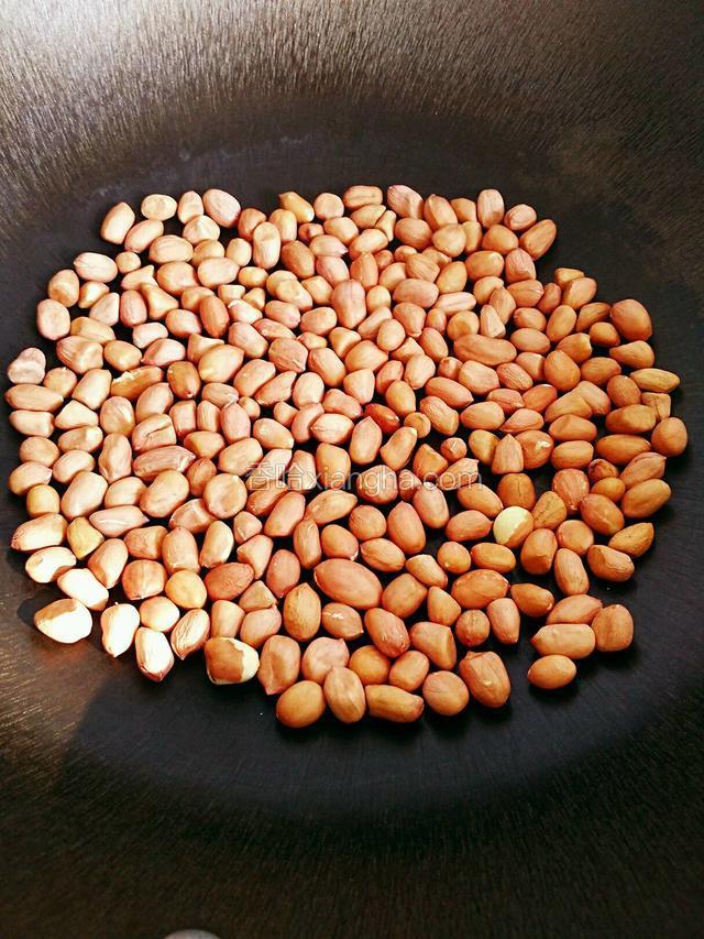 花生放入无水无油的锅里小火炒熟