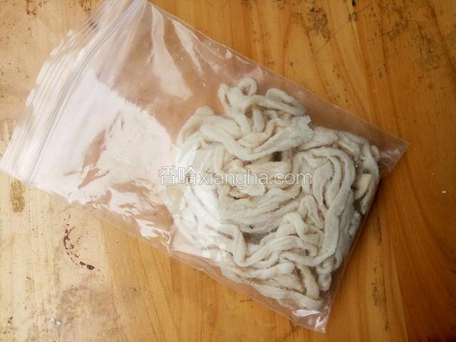 肠衣可以用盐渍肠衣，某宝上很多自己选购。也可以买新鲜的猪肠自己用盐和面粉充分捏洗干净，里面的筋膜也要撕掉并用小刀刮干净。
肠衣的选择建议最好用羊肠的，灌出来一根根细细的美观方便食用，而猪肠的灌出来相对会比较粗。我这里用的盐渍肠衣。