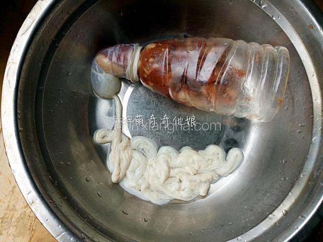 准备工作搞定了，就可以准备灌肠了。
然后要说的是灌肠用的工具。如果你家有带灌肠的厨师机或灌肠机那就没什么好说的了，直接把肠衣套上后灌就行。
但是如果你们像我一样没有灌肠机，那就得手工灌肠，下面介绍几种我所知道的手工灌肠的工具。
『1.』可以用塑料瓶剪去三分子一，留瓶口位置，然后用棉线把肠衣的一头系在瓶口，就可以灌肉了。