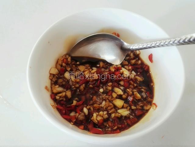加入少许盐，味精和生抽均匀搅拌