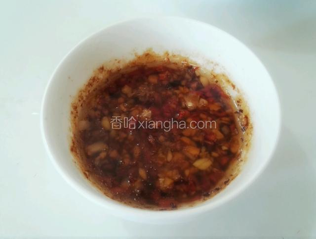 将热油浇在调好的料汁里
