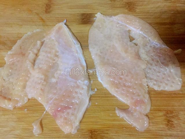 用肉锤敲打拍松