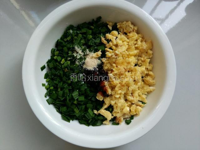 放适量油、鸡粉、蚝油