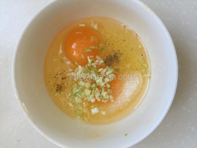 鸡蛋打入碗中，加葱末、花椒粉和盐搅拌均匀。