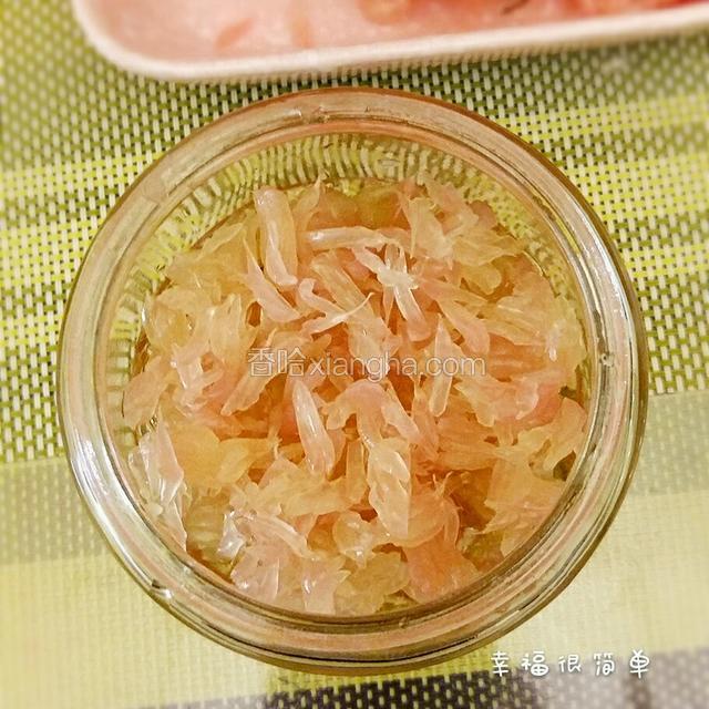 再在上面撒上一层柚子肉丝。