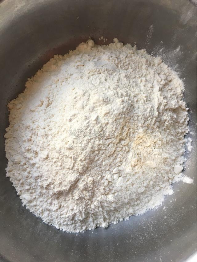 先准备好面粉，肉，等必备材料